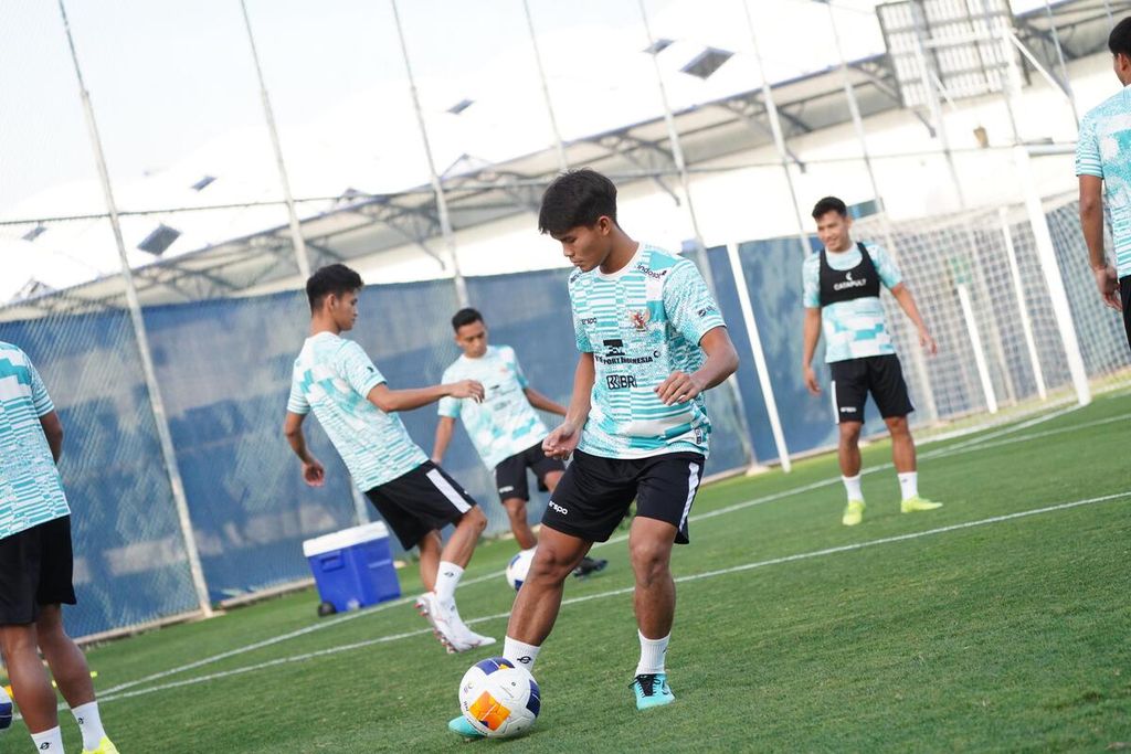 The Indonesian U-23 team players are training at the training center location at the Humaidal Tayer Stadium, Al Nasr SC complex, Dubai, United Arab Emirates, on Tuesday (2/4/2024).