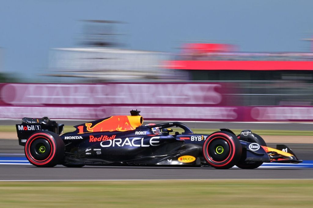 Pebalap Red Bull, Max Verstappen, memacu mobilnya pada sesi kualifikasi Formula 1 seri Inggris di Sirkuit Silverstone, Inggris, Sabtu (8/7/2023).