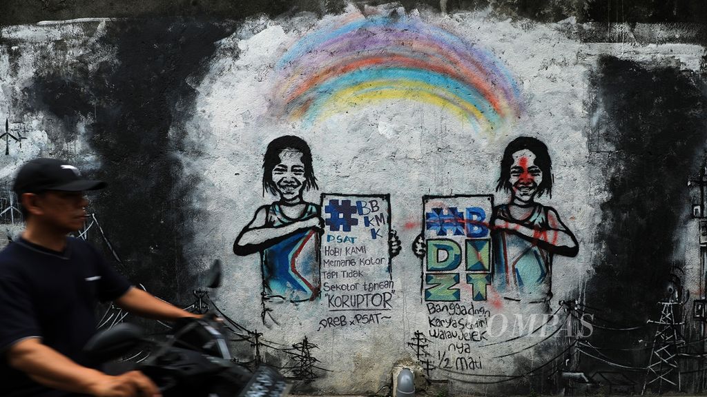Mural dan grafiti bertema korupsi di Kebon Nanas, Kebayoran Lama, Jakarta Selatan, Kamis (29/8/2019). 