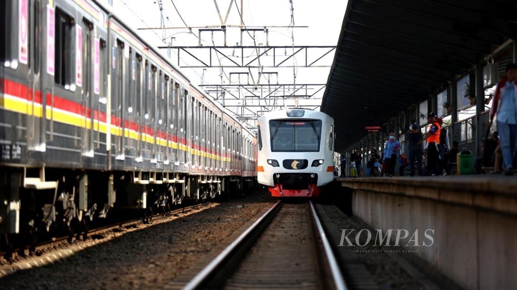 Kereta Api Bandara tiba di Stasiun Bekasi, Kota Bekasi, Jawa Barat, Selasa (19/6/2018). PT Railink sebagai operator KA Bandara melakukan uji coba operasi berbayar relasi Stasiun Bekasi-Stasiun Bandara Soekarno-Hatta.