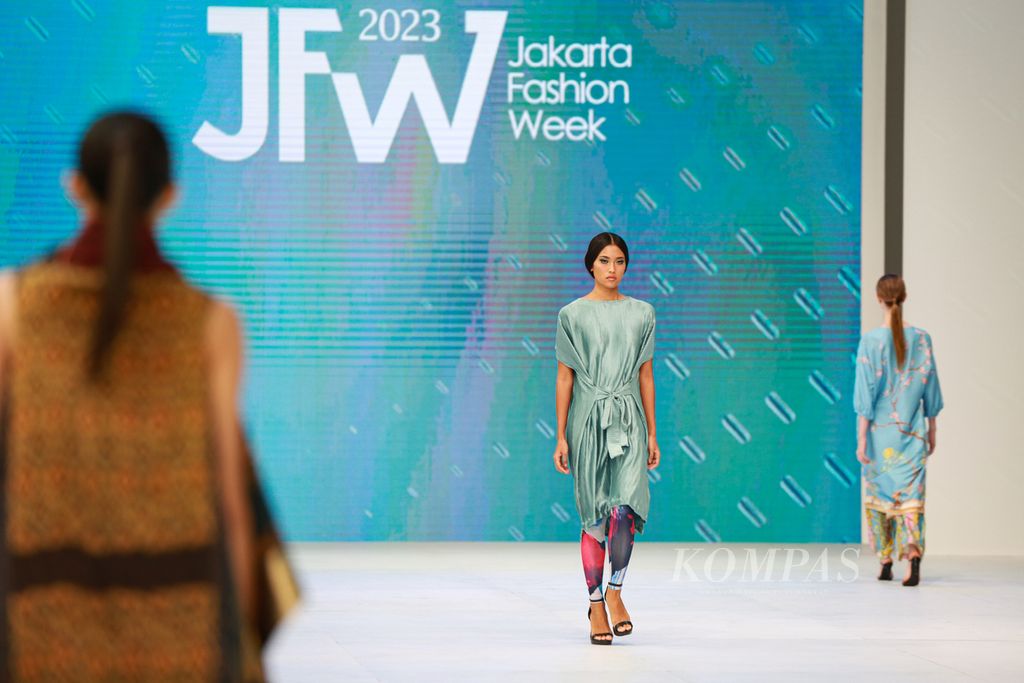 Model memperagakan busana pada pembukaan Jakarta Fashion Week 2023 di Pondok Indah Mall, Jakarta, Senin (24/10/2022).