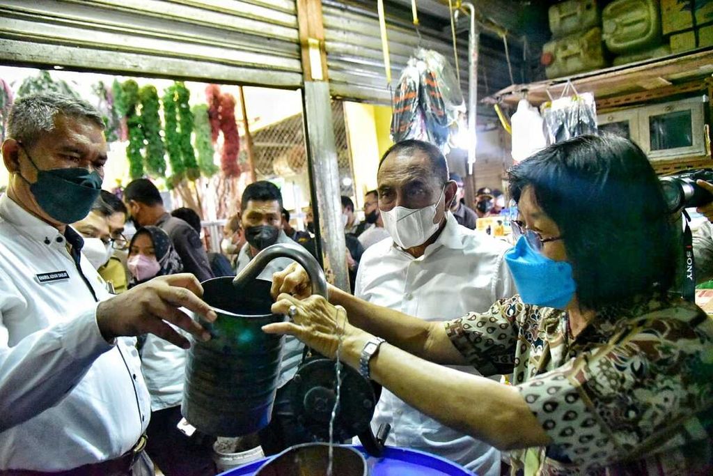 Gubernur Sumatera Utara Edy Rahmayadi meninjau penjualan minyak goreng curah di Pusat Pasar Medan, Selasa (29/3/2022). Ia meminta harga minyak goreng dikendalikan sesuai ketentuan harga eceran tertinggi Rp 15.500 per kilogram.