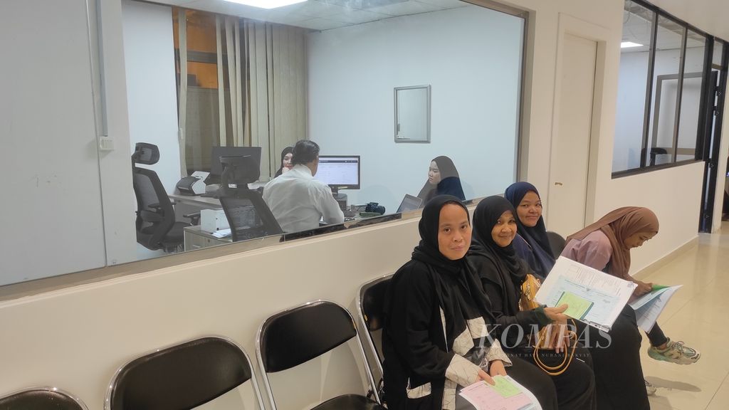 Sejumlah pekerja migran Indonesia antre wawancara perpanjangan paspor di kantor KBRI Riyadh, Senin (29/7/2024).