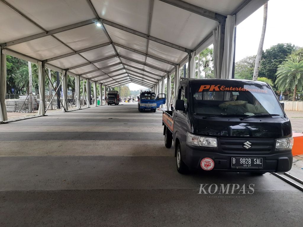Mobil petugas yang terparkir untuk mempersiapkan konser Coldplay di Gelora Bung Karno, Jakarta, Selasa (14/11/2023). 