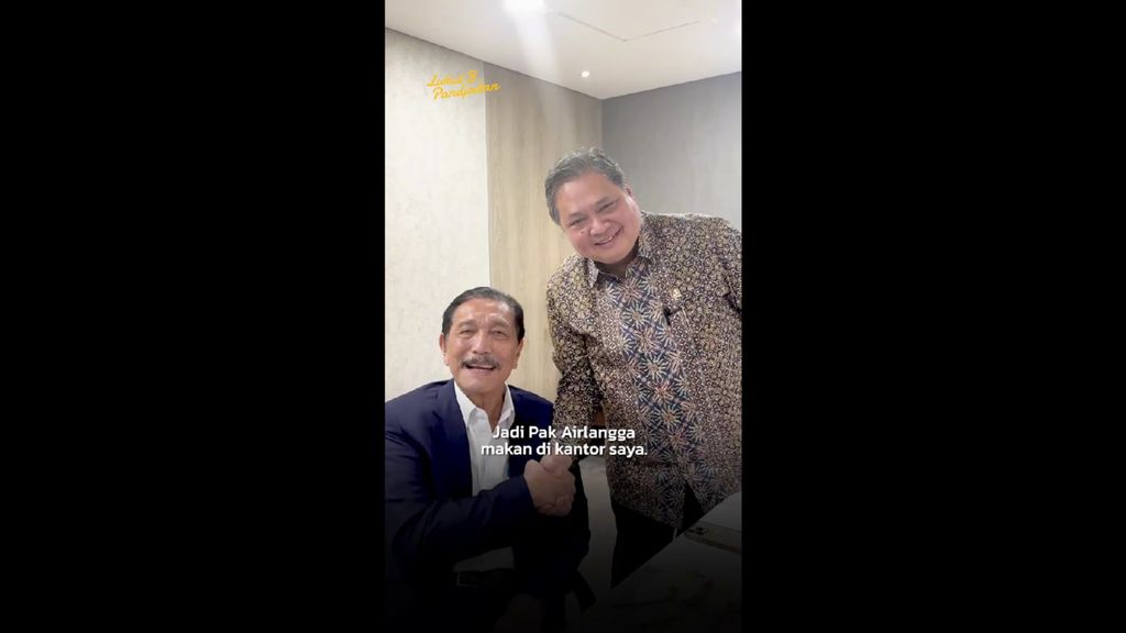 Ketua Dewan Penasihat Partai Golkar Luhut Binsar Pandjaitan bersama Ketua Umum Partai Golkar Airlangga Hartarto di Kantor Kementerian Koordinator Bidang Kemaritiman dan Investasi, Jakarta, Kamis (8/8/2024) siang. 