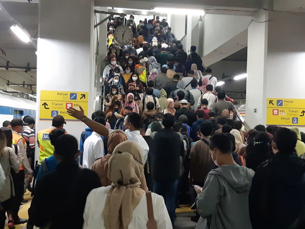 Kondisi kepadatan penumpang di lantai dasar Peron 6 dan 7 Stasiun Manggarai, Selasa (31/5/2022) sore. Petugas menggunakan pengeras suara sibuk mengarahkan penumpang seiring perubahan jalur. 