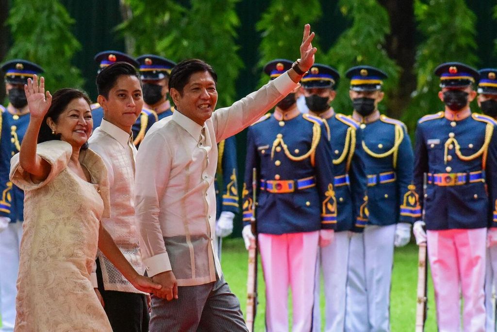 Presiden baru Filipina Ferdinand Marcos Jr didampingi Ibu Negara Louise tiba di Istana Malacanang di Manila, Kamis (30/6/2022).
