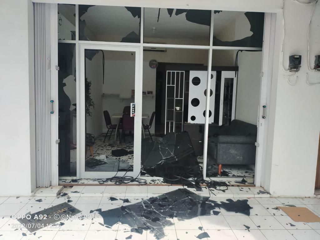 Sebuah kantor firma hukum di wilayah Babarsari, Kabupaten Sleman, Daerah Istimewa Yogyakarta, ikut dirusak oleh sekelompok orang, Senin (4/7/2022). Kantor tersebut berada pada area ruko yang menjadi sasaran perusakan. 