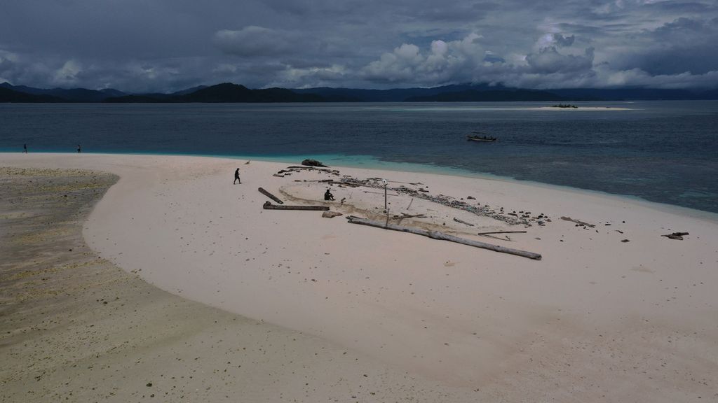 -- EKSPEDISI TANAH PAPUA -- Kemunculan gosong menjadi daya tarik bagi wisatawan yang melintasi kawasan perairan Raja Ampat, Papua Barat, Jumat (28/5/2021). Gosong merupakan daratan sempit yang terjadi akibat proses sedimentasi dan kerap muncul saat permukaan air laut surut.