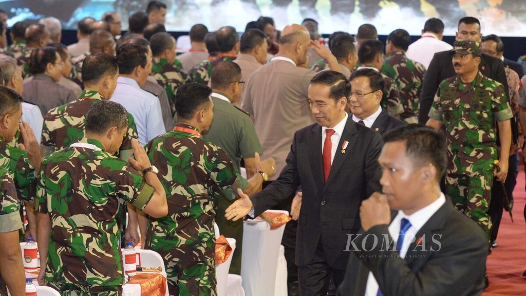 Presiden Joko Widodo didampingi Menteri Pertahanan (Menhan) Prabowo Subianto menyapa para peserta Rapat Pimpinan Kemenhan, TNI, dan Polri Tahun 2010 di Kompleks Kemenhan, Jalan Medan Merdeka Barat, Jakarta Pusat, Kamis (23/1/2020). 