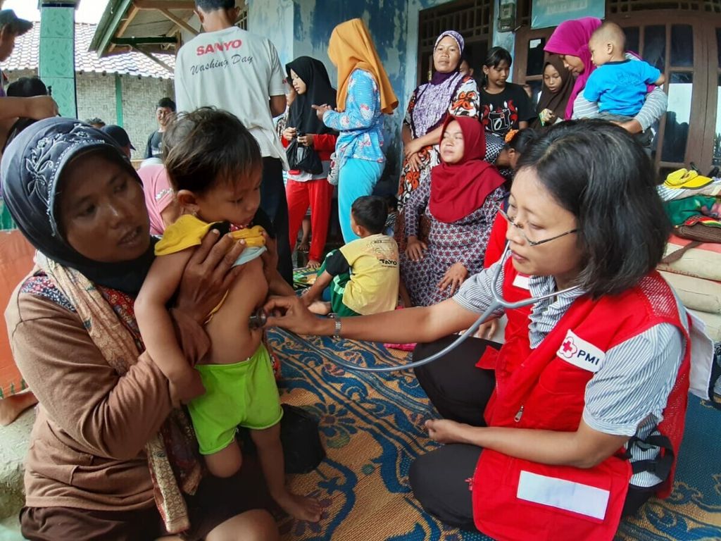 Pelayanan kesehatan dari PMI di Kampung Kalicaah RT 01 RW 6, Desa Tanjung Jaya, Kecamatan Panimbang, Kabupaten Pandeglang, Selasa (25/12/2018). 