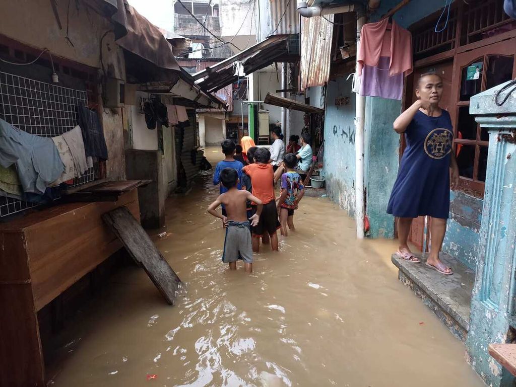 Perumahan di RT 0012 RW 004 Kebon Pala, Kampung Melayu, Jakarta Timur, tergenang banjir akibat luapan air Kali Ciliwung, Senin (10/10/2022).