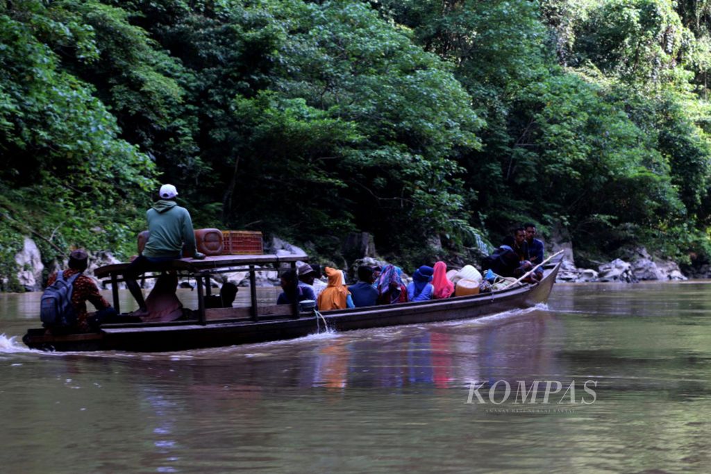 Warga Kecamatan Simpang Jersih, Kabupaten Aceh Timur, Aceh, menggunakan perahu sebagai moda transportasi, Sabtu (31/3/2018). 