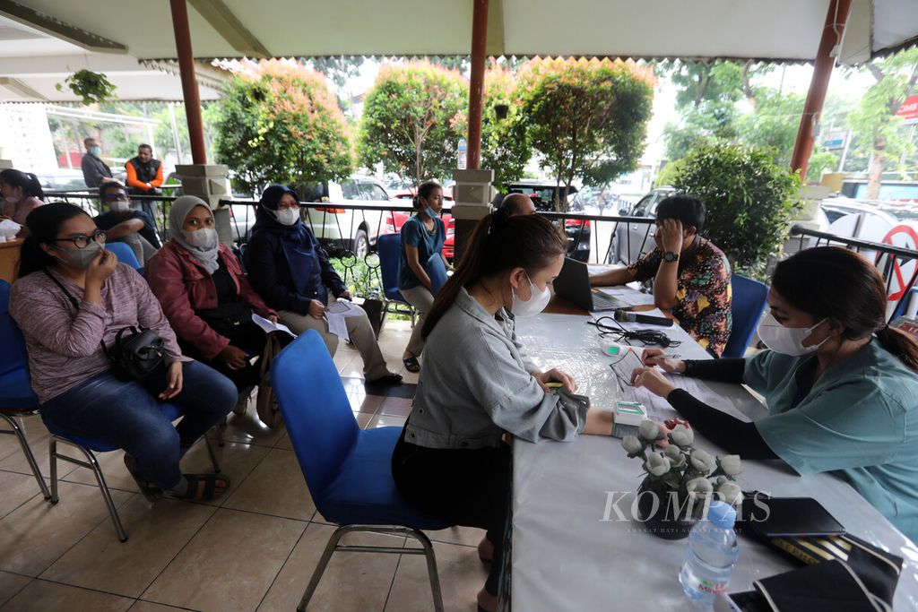 Warga mengantre pemeriksaan kesehatan sebelum menerima vaksin penguat Pfizer di Kantor Kecamatan Senen, Jakarta, Kamis (20/10/2022). 