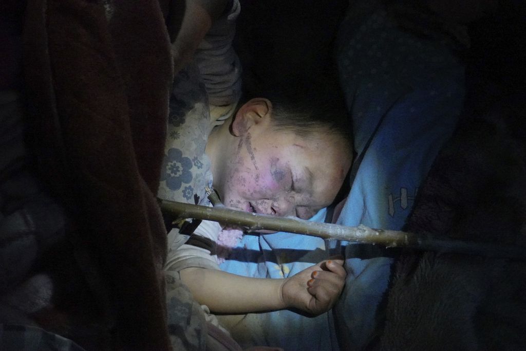  Foto dari kantor berita Xinhua memperlihatkan bayi korban gempa bumi tertidur setelah dirawat di rumah sakit di Jishishan Bao'an, Dongxian, Kabupaten Otonomi Salar di Provinsi Gansu, China, Selasa (19/12/2023).