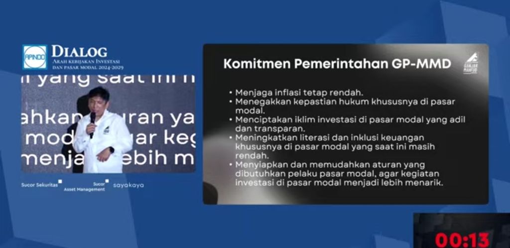 Ekonom Tim Pemenangan Ganjar Pranowo-Mahfud MD, Irwan Ariston Napitupulu, menyampaikan presentasi di acara Dialog Arah Kebijakan Investasi dan Pasar Modal 2024-2029 Bersama Tim Ekonomi Capres Pemilu 2024, di Jakarta, Senin (8/1/2024).