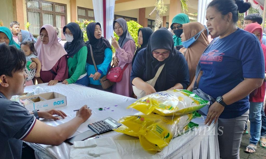 Warga ramai mengantre untuk mendapatkan beras murah dalam pasar murah di Kantor Kecamatan Mungkid, Kabupaten Magelang, Rabu (28/2/2024).