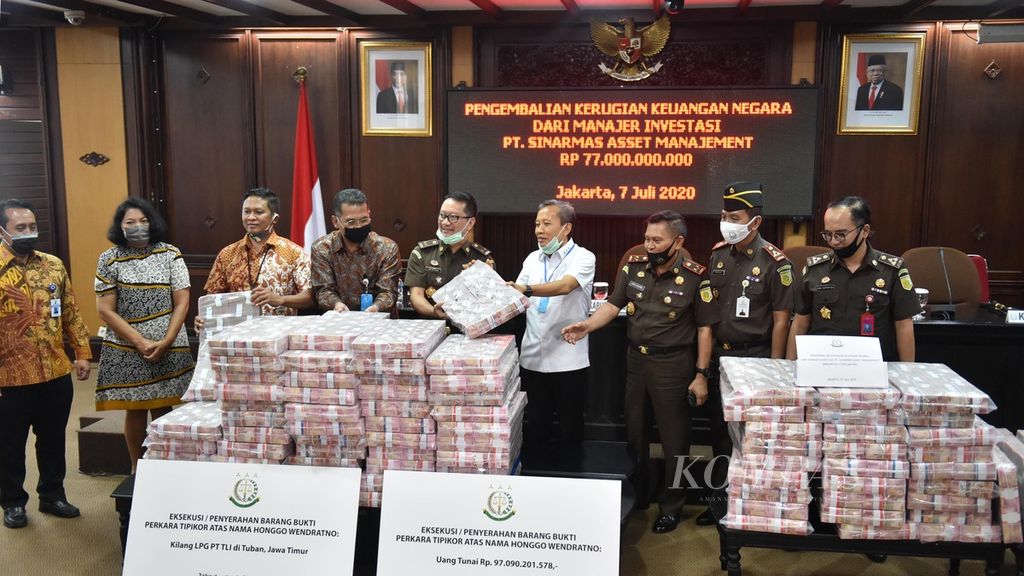 Jaksa Agung Muda Tindak Pidana Khusus (Jampidsus) Kejaksaan Agung Ali Mukartono (empat dari kanan) bersiap memberikan penjelasan terkait dengan eksekusi perampasan uang senilai Rp 97 miliar milik terpidana Honggo Wendratno dalam kasus kondesat di Kejaksaan Agung RI, Jakarta, Selasa (7/7/2020). 