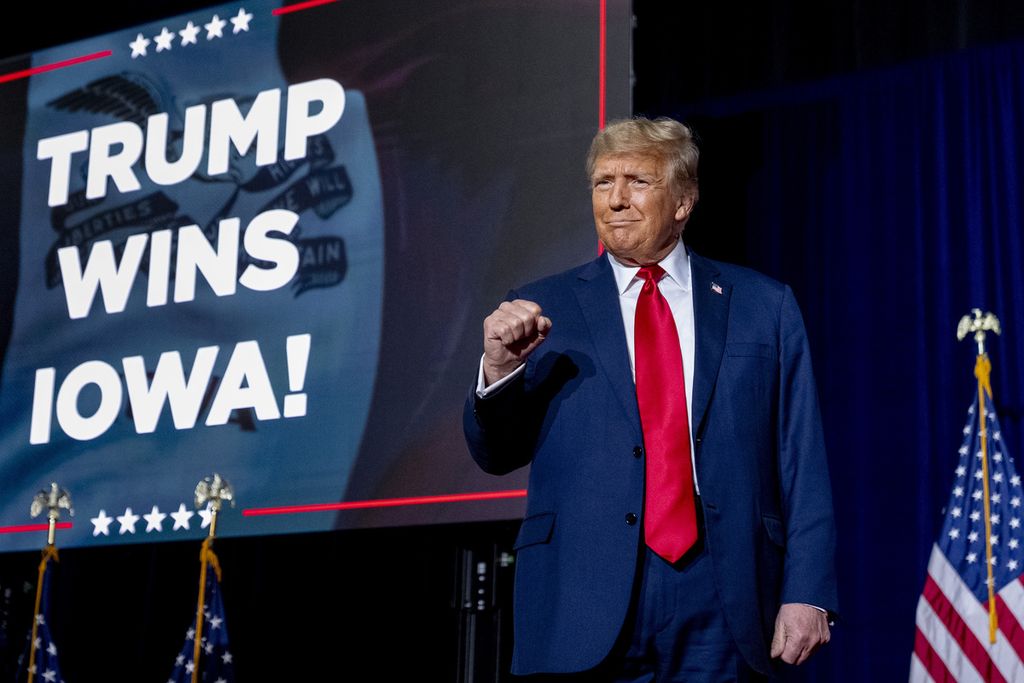  Donald Trump, kandidat kuat calon presiden Partai Republik, mengepalkan tangan di hadapan para pendukungnya seusai dinyatakan menang pada pemungutan suara Kaukus Iowa Partai Republik di Des Moines, Iowa, Senin (15/1/2024). 