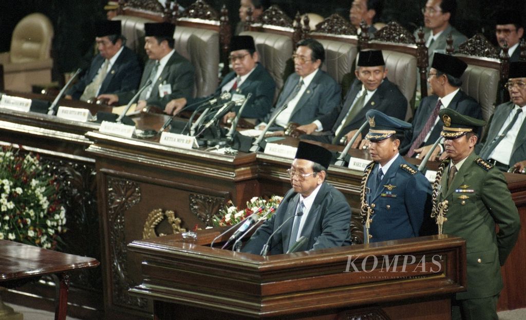 Presiden terpilih KH Abdurrahman Wahid menyampaikan pidato pertamanya seusai pengucapan sumpah pada Sidang Paripurna MPR, Rabu (20/10/1999) malam. 