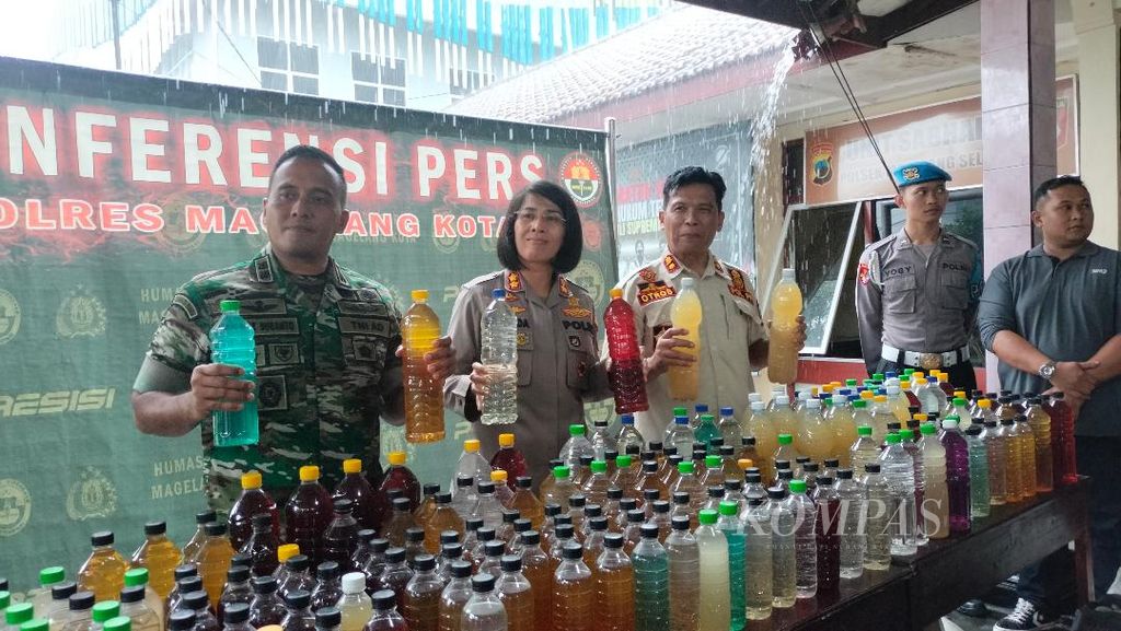 Kapolres Magelang Kota Ajun Komisaris Besar Yolanda Evalyn Sebayang bersama sejumlah aparat keamanan terkait menunjukkan botol berisi minuman keras yang berhasil diamankan dari tiga pelaku, Jumat (24/3/2023).