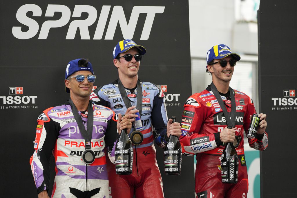 Pebalap Gresini Racing, Alex Marquez (tengah); pebalap Prima Pramac, Jorge Martin (tengah); dan pebalap Ducati Lenovo, Francesco Bagnaia, berpose di podium setelah balapan sprint MotoGP seri Malaysia di Sirkuit Sepang, Malaysia, Sabtu (11/11/2023). 