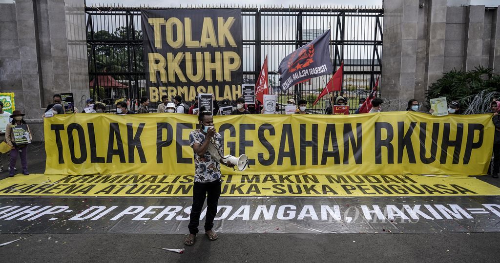 Suasana aksi penolakan pengesahan Rancangan Kitab Undang-Undang Hukum Pidana (RKUHP) di depan Gedung DPR, Jakarta, Senin (5/12/2022). 
