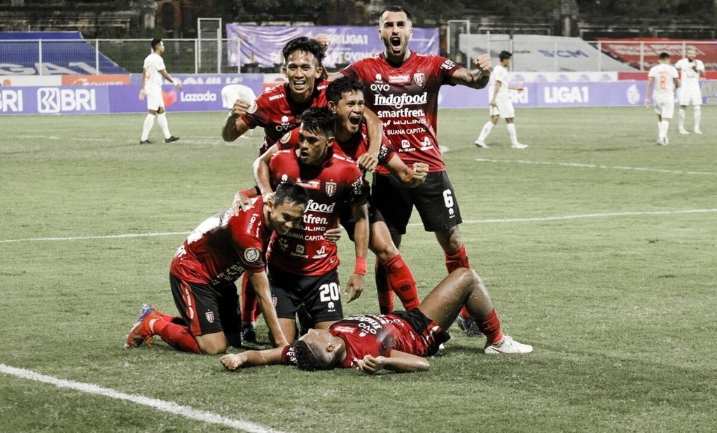 Para pemain Bali United merayakan gol mereka ke gawang Persija Jakarta pada laga BRI Liga 1 di Stadion I Gusti Ngurah Rai, Kota Denpasar, Minggu (6/3/2022). Bali United menang, 2-1.