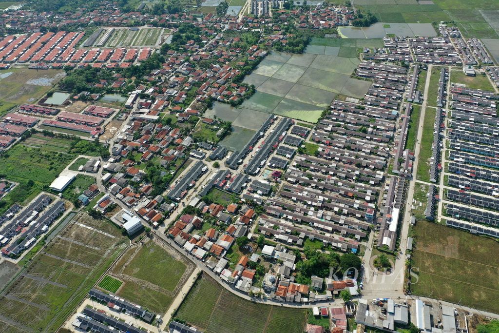Aerial photo of a residential area in Tambun Utara, Bekasi Regency, West Java, on Friday (5/1/2024). The demand for housing is dominated by low-income and lower-middle class segments of society.