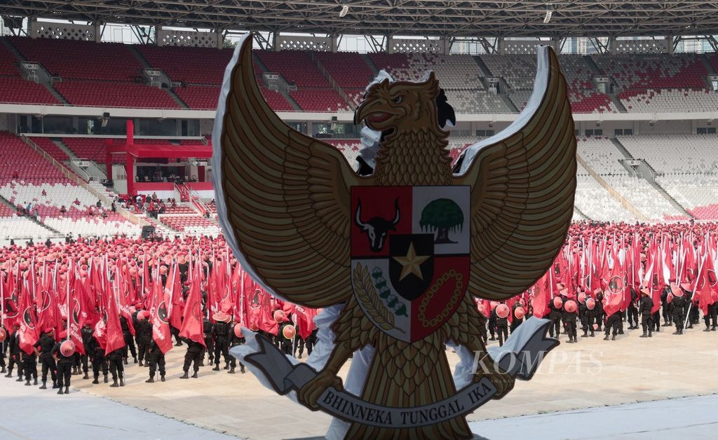 Cakra Buana Task Force conducted a rehearsal for the peak commemoration of the Bung Karno Month at Gelora Bung Karno Stadium in Jakarta on Friday, June 23, 2023. The peak commemoration of the Bung Karno Month 2023 will be held on Saturday, June 24, 2023.