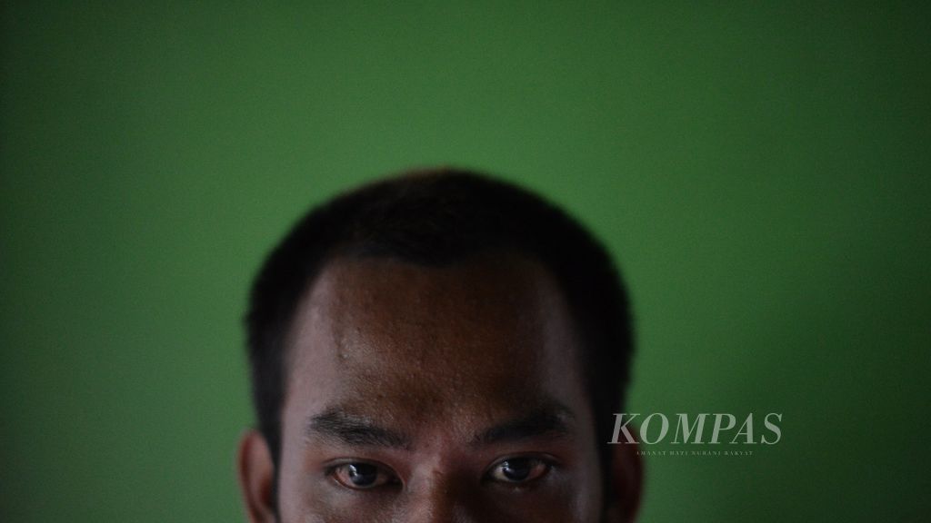  Edi Sulistia (28) duduk di ruang tamu rumahnya di Desa Sinduadi, Mlati, Sleman, DI Yogyakarta, Rabu (10/2). Pria tersebut kehilangan penglihatannya akibat meminum minuman keras oplosan. 