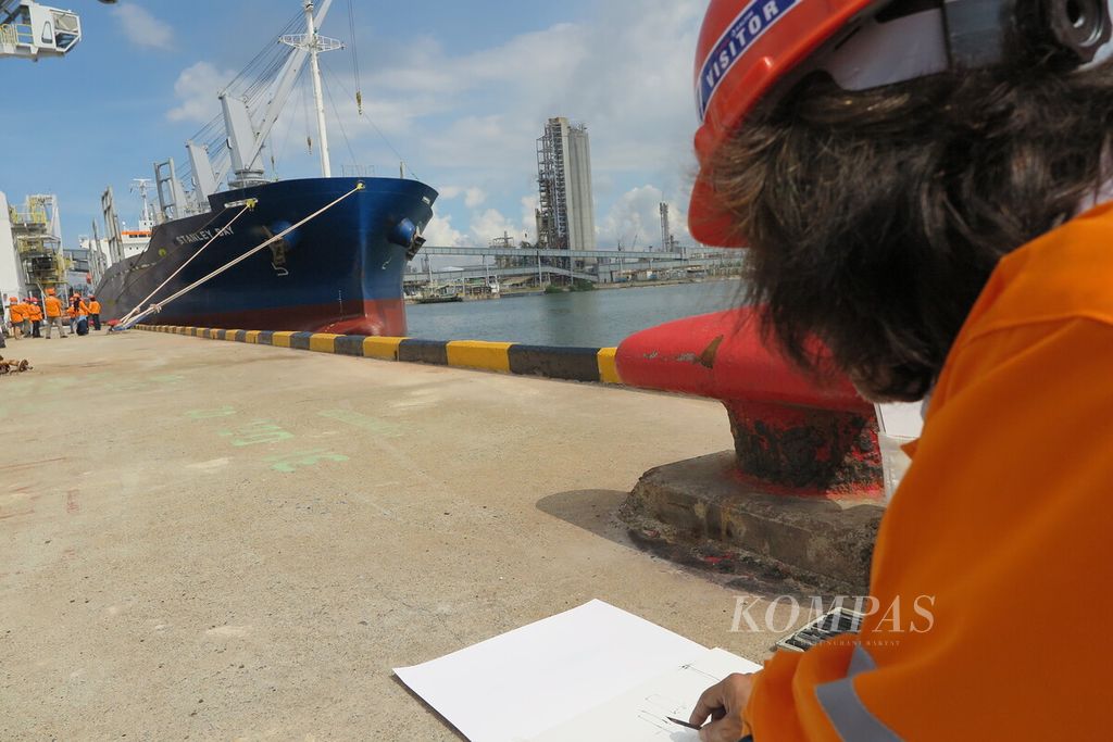 Pelukis Bambang Herras sedang membuat sketsa sebuah kapal pengangkut pupuk yang sedang sandar di Pelabuhan Pupuk Kaltim, Senin (6/6/2002). Para seniman mengikuti Muhibah Budaya PKT, 5-9 Juni 2022 di Bontang, Kaltim.