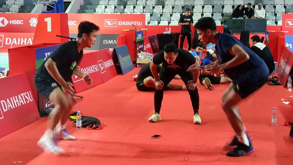 Tunggal putra Indonesia, Anthony Sinisuka Ginting (kiri) dan Chico Aura Dwi Wardoyo  (kanan), saat melakukan pemanasan pada sesi latihan menjelang Indonesia Masters 2023 di Istora Senayan, Jakarta, Senin (23/1/2023). Turnamen BWF World Tour Super 500 akan digelar pada 24-29 Januari 2023.