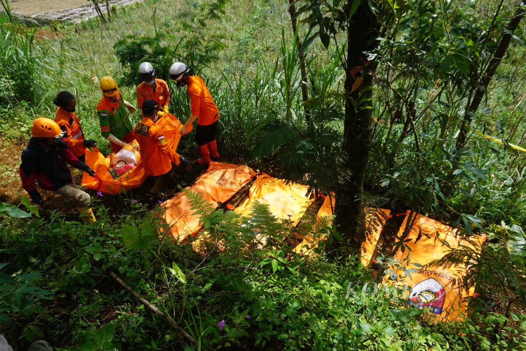 Petugas kepolisian mengecek sejumlah kantong berisi jenazah yang ditemukan terkubur di wilayah Kecamatan Wanayasa, Kabupaten Banjarnegara, Jawa Tengah, Senin (3/4/2023) siang.