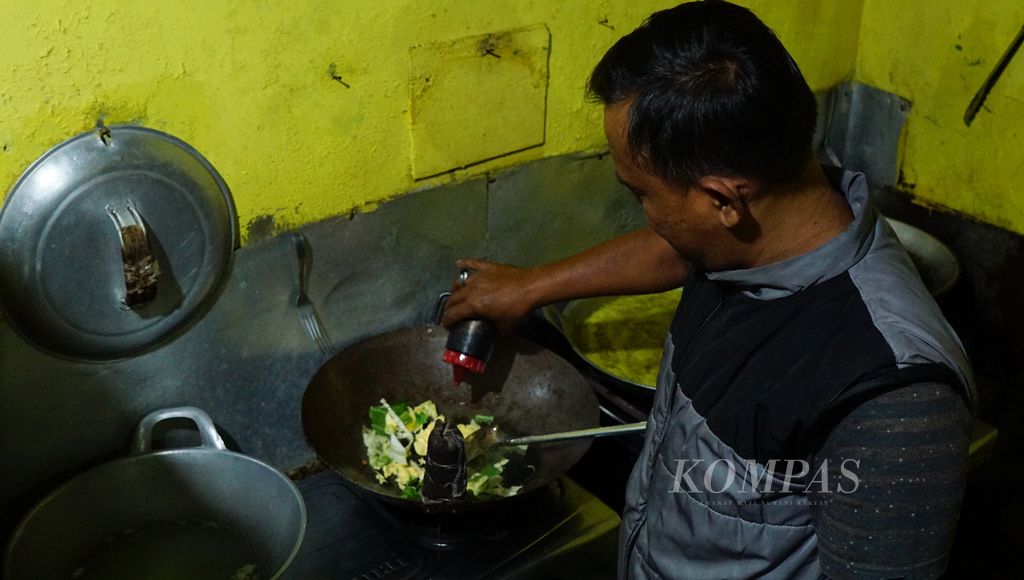 Pelayan sedang menyiapkan makanan bagi pelanggannya di Warung Burjo Rizky Panghegar, Desa Caturtunggal, Kecamatan Depok, Kabupaten Sleman, Daerah Istimewa Yogyakarta (DIY), Selasa (18/10/2022). 