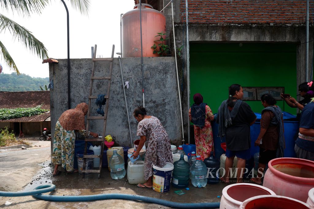 Antrean warga untuk mendapatkan air bersih dari truk tangki yang mengirim bantuan di Kampung Jabungan, Kota Semarang, Jawa Tengah, Senin (12/6/2023). Memasuki awal musim kemarau, sejumlah daerah mulai mengalami krisis air bersih dengan mengeringnya sumber air dan terbatasnya akses jaringan air bersih.