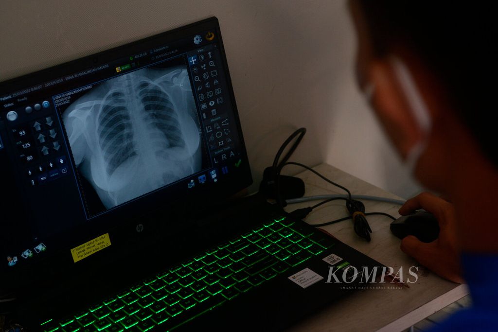Petugas kesehatan memeriksa hasil foto rontgen paru-paru dari narapidana saat pemeriksaan kesehatan di Lembaga Pemasyarakatan Wanita Bulu, Kota Semarang, Jawa Tengah, Jumat (25/3/2022). 