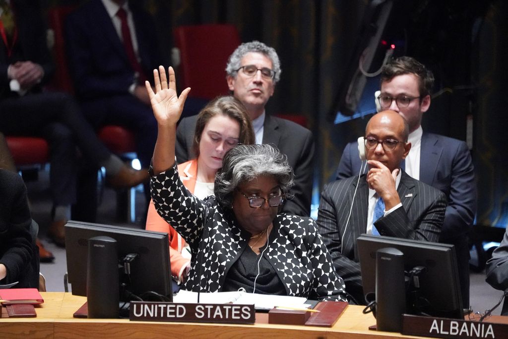 Duta Besar AS untuk PBB Linda Thomas-Greenfield mengangkat tangan untuk memveto draf resolusi Dewan Keamanan Perserikatan Bangsa-Bangsa yang disusun Brasil pada persidangan badan ini di markas besar PBB di New York, Rabu (18/10/2023). 