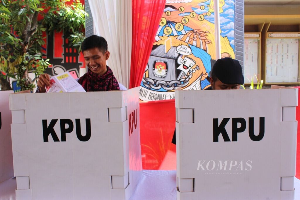 Pemilih menggunakan hak pilihnya dalam simulasi pemungutan suara pemilu 2019, di halaman kantor Komisi Pemilihan Umum (KPU) Jawa Barat, Kota Bandung, Selasa (2/4/2019).