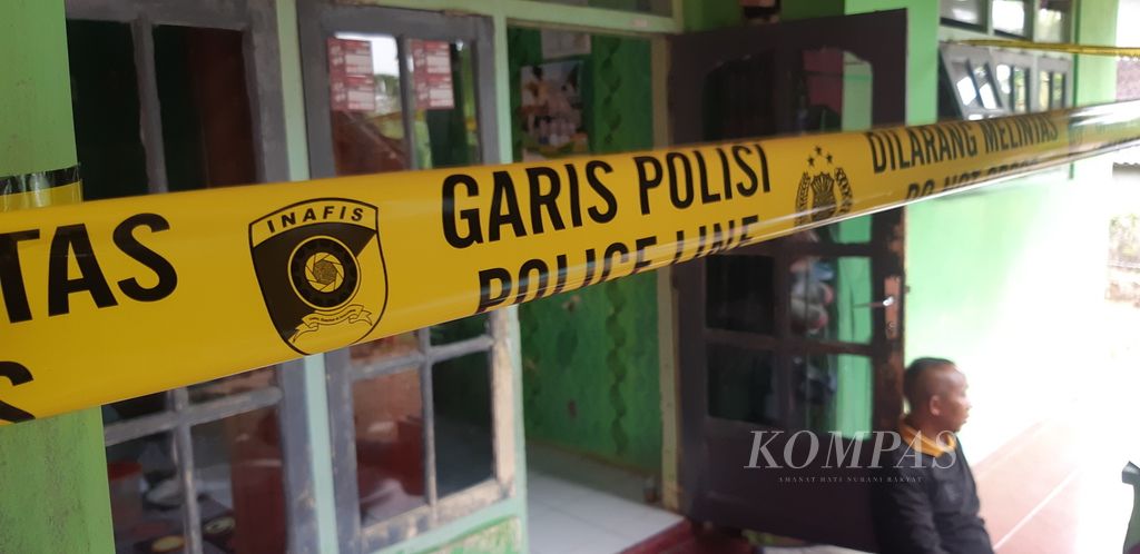 Garis polisi di rumah Rasni, korban pembunuhan, di Desa Cangkoak, Kecamatan Dukupuntang, Kabupaten Cirebon, Jawa Barat, Senin (27/11/2023). 