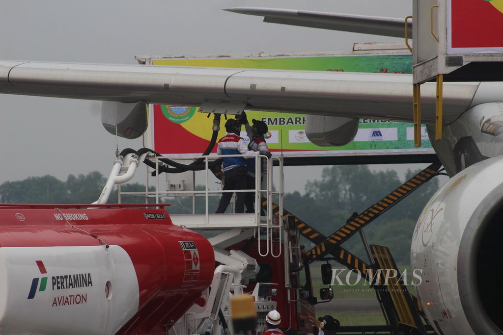 Petugas dari Pertamina sedang mengisi bahan bakar ke pesawat di Bandara Sultan Mahmud Badaruddin II Palembang. Pesawat itu akan membawa calon jemaah haji dari embarkasi Palembang, Sumatera Selatan, Sabtu (27/5/2023) ke Arab Saudi. 