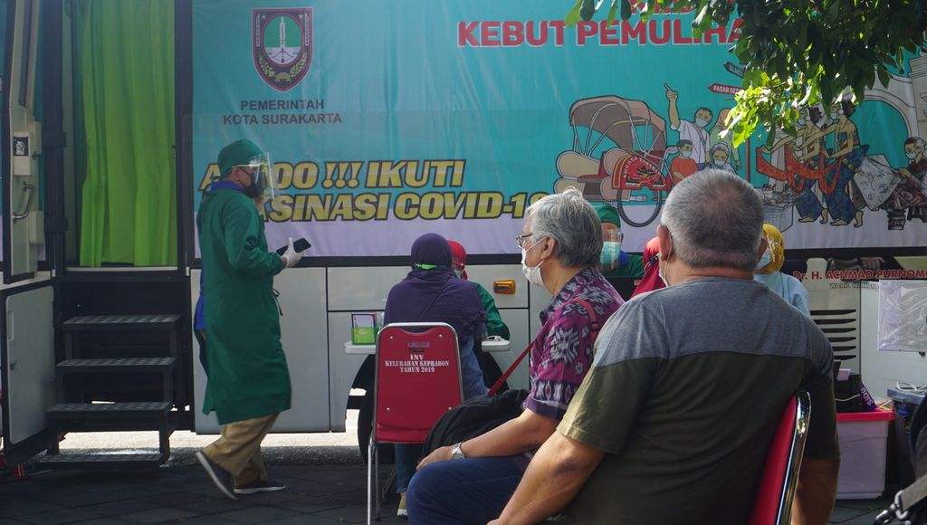 Sejumlah lansia menunggu gilaran untuk divaksinasi Covid-19 dalam layanan vaksinasi keliling di Kota Surakarta, Jawa Tengah, Selasa (15/6/2021). Layanan vaksinasi keliling diluncurkan untuk mempercepat capaian vaksinasi terhadap kelompok lansia dan pra lansia.