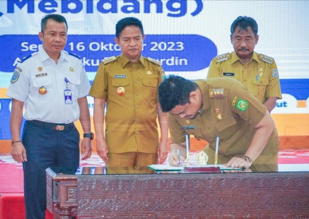 Penjabat Gubernur Sumut Hassanudin (kedua dari kiri) menyaksikan Wali Kota Medan Bobby A Nasution menandatangani pembaruan perjanjian kerja pembangunan BRT Medan, Binjai, Deli Serdang  di Medan, Sumatera Utara, Senin (17/10/2023). 