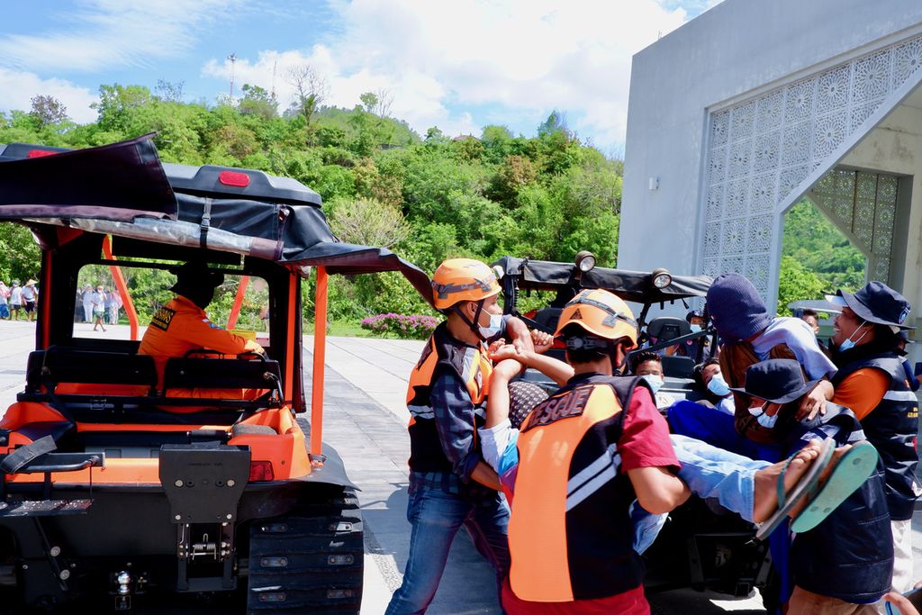 Masyarakat mengikuti simulasi gempa dan tsunami di Kawasan Ekonomi Khusus (KEK) Mandalika, Kuta, Lombok Tengah, Nusa Tenggara Barat, Senin (7/12/2020). Simulasi itu merupakan bagian dari kegiatan Pemasangan Instrumentasi Peringatan Dini Bencana Tsunami Wilayah 2 oleh Badan Nasional Penanggulangan Bencana (BNPB) bekerja sama dengan Pusat Kajian Pengelolaan Risiko Bencana (PKPRB) Fakultas Teknik Universitas Mataram. Keberadaan sistem peringatan dini tersebut penting mengingat kawasan memiliki potensi terdampak tsunami di NTB.