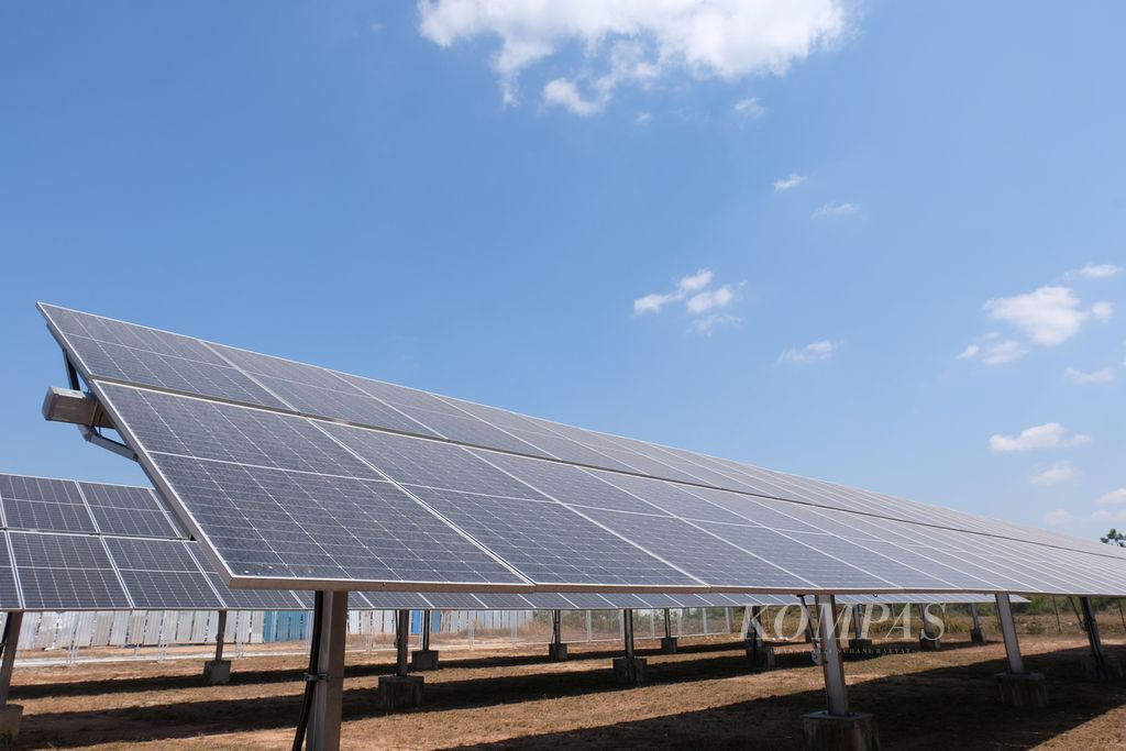 Suasana <i>solar farm</i> di kawasan pabrik SIG di Rayong, Thailand, Kamis (24/3/2023). Perusahaan pengemasan aseptik ini memasang 12.350 panel surya dengan kapasitas 5.675 megawatt per jam di area seluas 40.064 meter persegi di pabrik di Rayong.