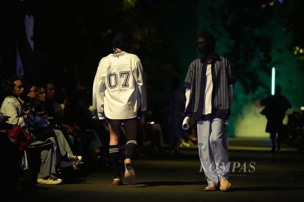 Model membawakan koleksi Lakon Indonesia yang bertajuk ”Pasar Malam” dalam Jakarta Fashion and Food Festival (JF3) di Summarecon Mall Serpong, Kabupaten Tangerang, Banten, Selasa (30/7/2024). 