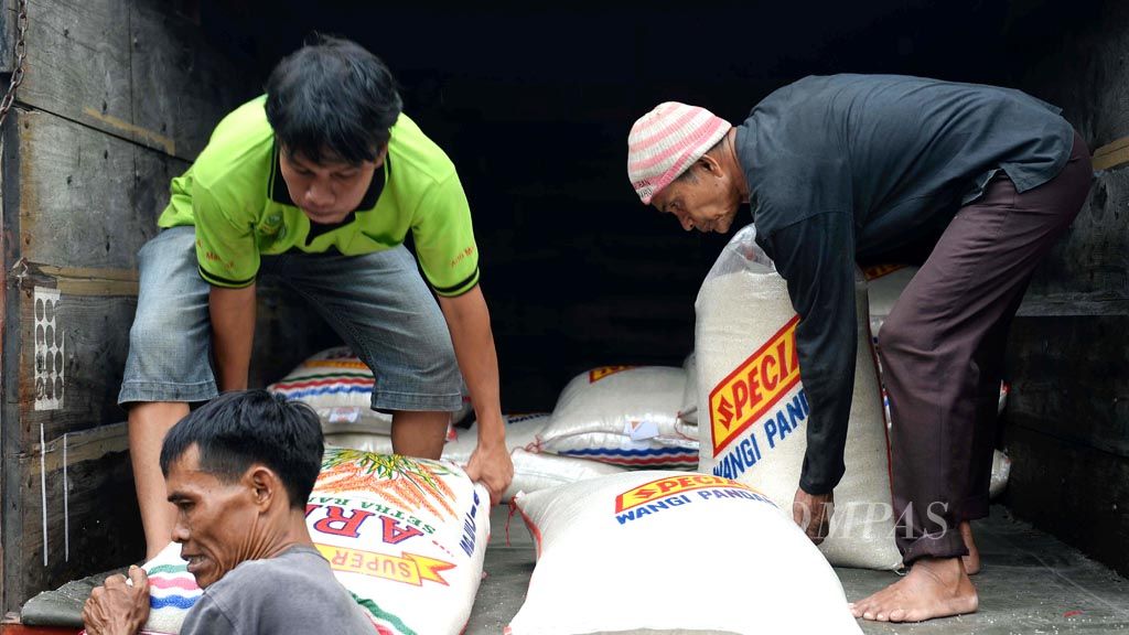 Sacks of rice are unloaded at Kranji Baru Market, West Bekasi, West Java, on Monday (23/4). The government has ensured there will be sufficient staple foods, such as rice, eggs, meat, sugar and cooking oil, for Ramadan and Idul Fitri.