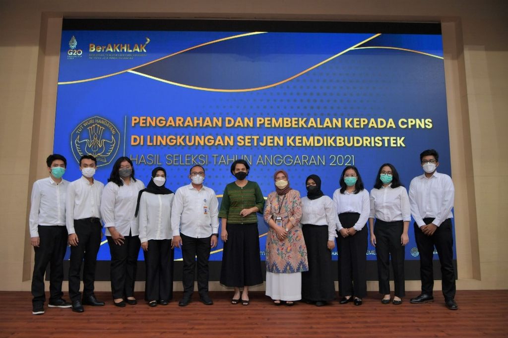 Sebanyak 7.242 orang calon pegawai negeri sipil atau CPNS memperkuat berbagai unit di bawah Kementerian Pendidikan, Kebudayaan, Riset, dan Teknologi. Ribuan CPNS ini disambut Sekretaris Jenderal, Kemendikbudristek, Suharti (ke-6 dari kanan) di Jakarta, Senin (9/5/2022).