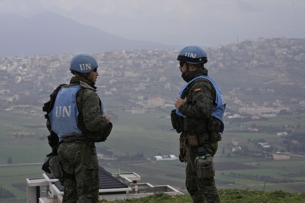 Pasukan penjaga perdamaian PBB asal Spanyol berdiri di sebuah bukit yang menghadap desa-desa perbatasan Lebanon dengan Israel di kota Marjayoun pada hari Rabu, 10 Januari 2024. 