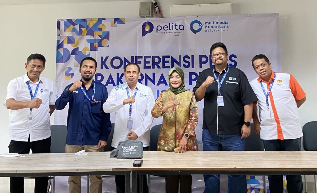 Direktur Jenderal Pendidikan Vokasi Kemendikbudristek Kiki Yuliati (ketiga dari kanan) hadir di rapat kerja nasional pertama Perkumpulan Politeknik Swasta (Pelita) Indonesia pada 3-5 Agustus 2022. Politeknik swasta mendukung peningkatan mutu pendidikan tinggi vokasi.